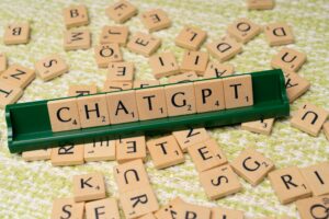 Holzbuchstaben auf einem Bänkel buchstabieren das Wort ChatGPT.