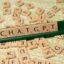 Holzbuchstaben auf einem Bänkel buchstabieren das Wort ChatGPT.